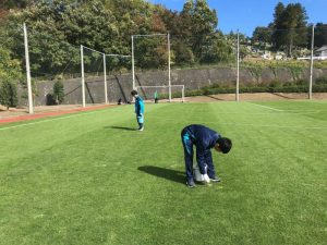 天然芝の目土作業を手伝っている